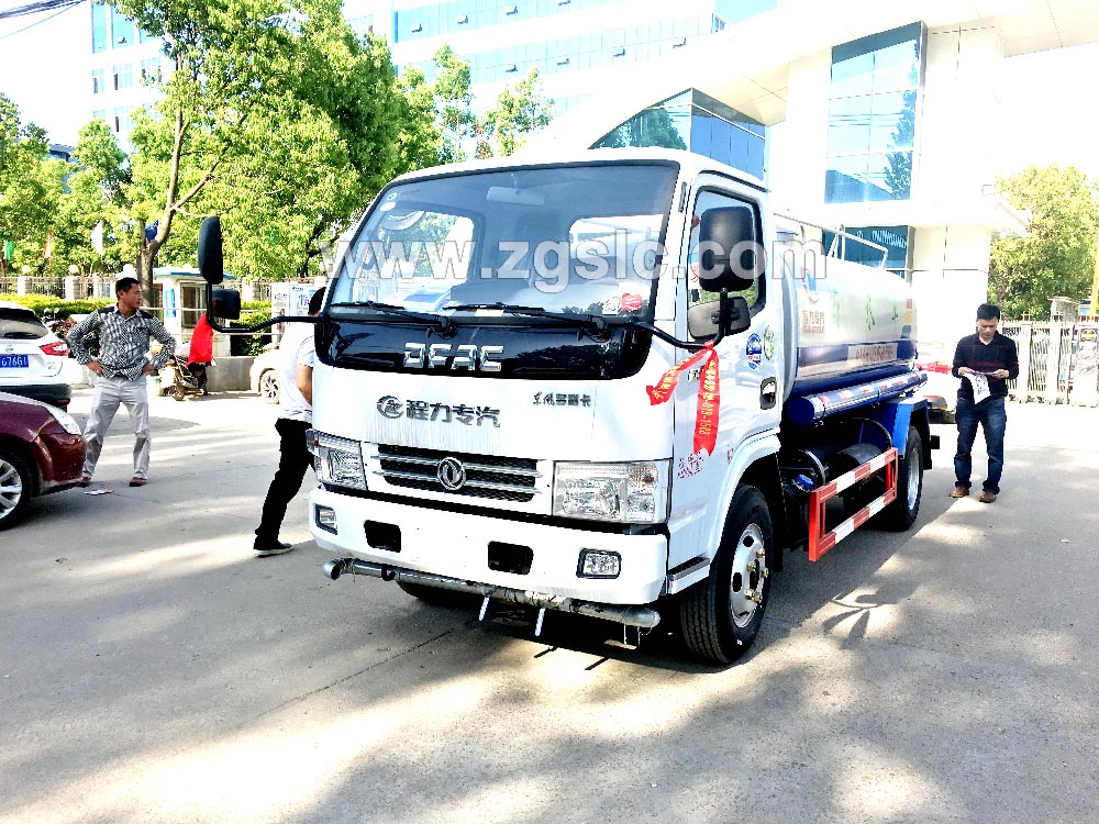 到湖北程力集團訂購灑水車，現(xiàn)貨供應隨時出發(fā)